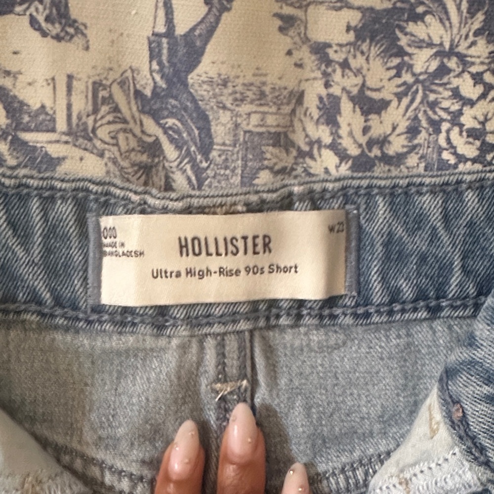 Ultra High Rise 90’s Shorts - Picture 2 of 3